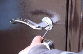Замена дверной ручки металлической двери в Берёзовском