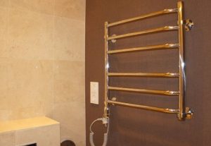 Установка электрического полотенцесушителя в ванной в Берёзовском